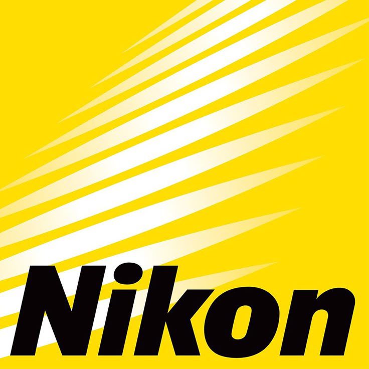 Logo de Nikon avec un fond jaune et des lignes blanches dynamiques.