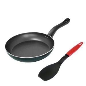 Poêle antiadhésive noire avec spatule en silicone rouge à côté.