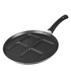 Poêle à crêpes noire avec quatre compartiments carrés pour la cuisson.