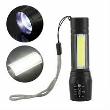 Lampe de poche LED noire avec éclairage principal et fonction de recharge, accompagnée d'une lumière secondaire.