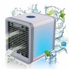 Climatiseur portable avec un design compact et une grille d'aération à l'avant, émettant de l'air frais.