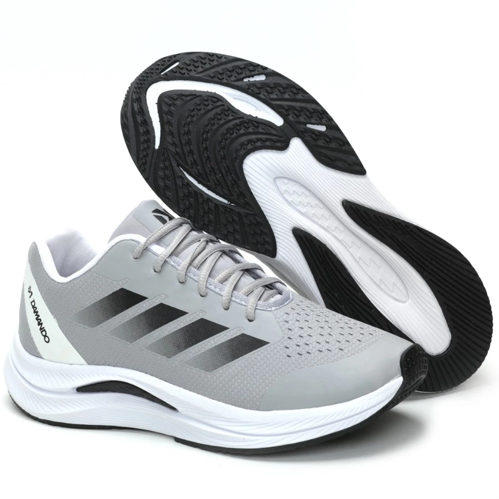 DM Damando chaussure homme gris clair, noir, semelle texturée, trois bandes latérales Chaussure homme DM Damando gris clair et blanc, semelle noire crantée, lacets gris et trois bandes latérales style running emblématique inspirées d’Adidas.