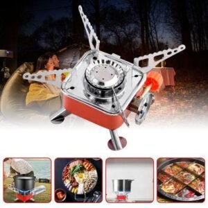 Réchaud de camping compact en acier inoxydable avec base rouge, allumé en plein air près d’un campement, avec cuissons illustrées en bas.